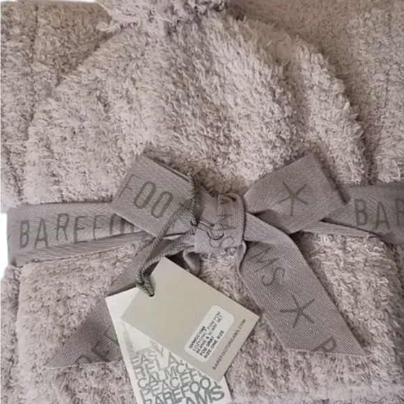 NWT Barefoot Dreams Cozy Chic Pom Pom Beanie & Scarf Set… Fog Gray